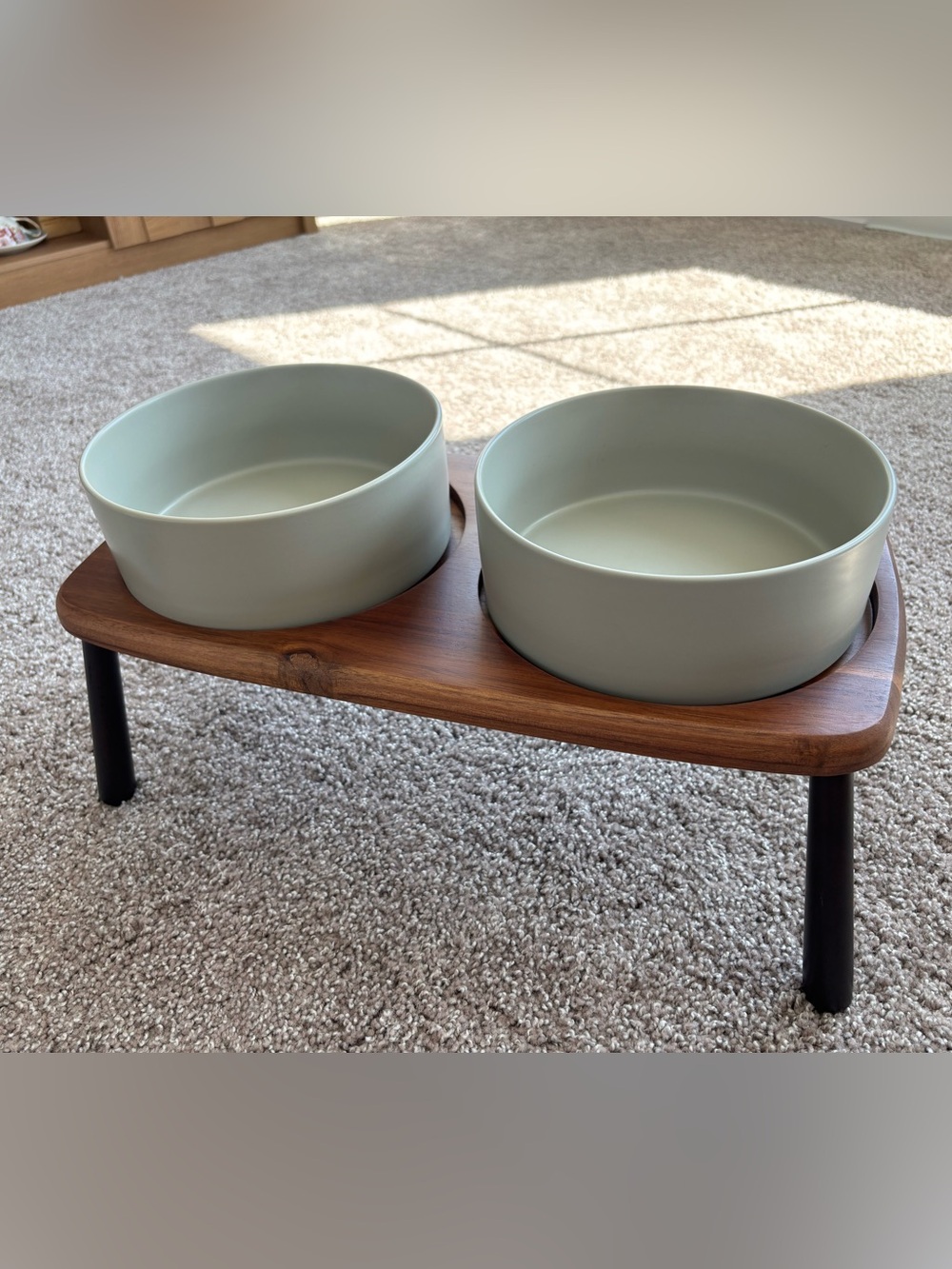 Elevated Ceramic Double Dog Bowl with Raised Arcacia Bamboo Stand